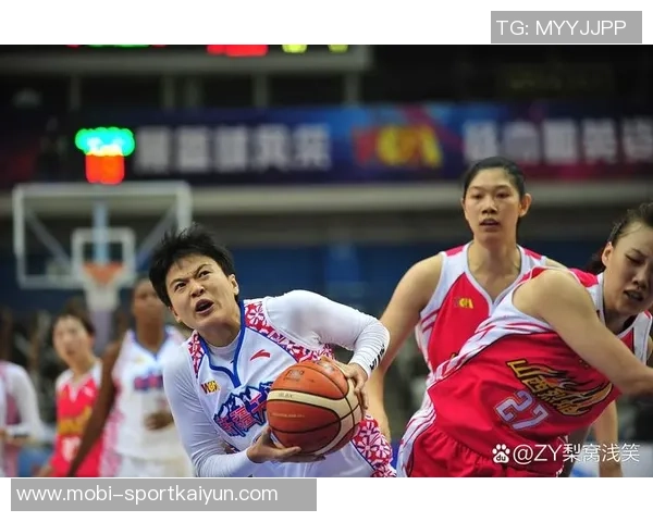 穿077球衣的女球迷晒打球美照展现对篮球的热爱与激情