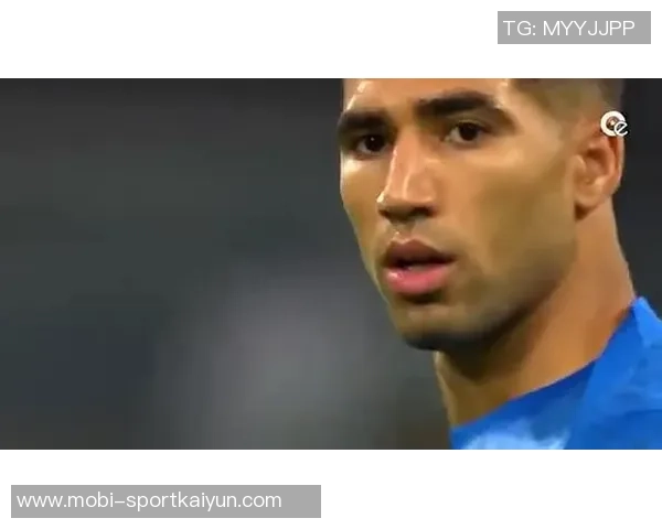 阿什拉夫积极恢复中观看皇马比赛与朋友聚会依靠助行器行走展现乐观态度 阿什拉夫积极恢复中观看皇马比赛与朋友聚会依靠助行器行走展现乐观态度